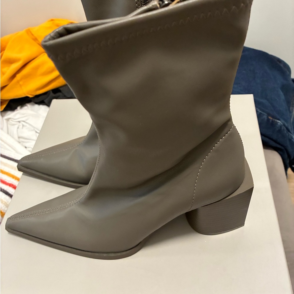OAK + FORT Gray Heeled Boots